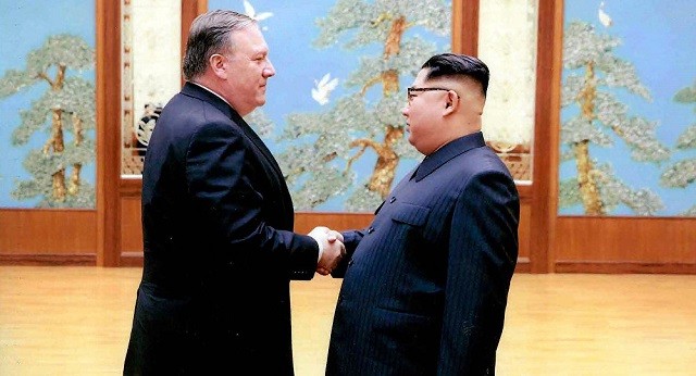 Ngoại trưởng Mỹ Mike Pompeo (trái) và Lãnh đạo Triều Tiên Kim Jong-un