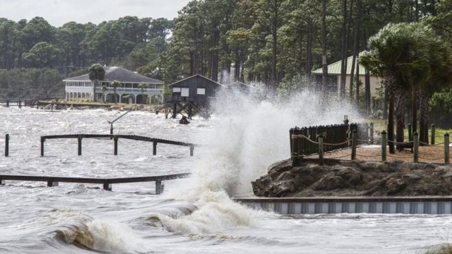 Thống đốc bang Florida đã cảnh báo người dân: "cơn bão này có thể giết chết bạn!"