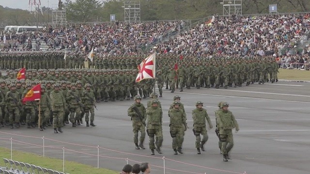 Quân đội Nhật thể hiện sức mạnh trong cuộc diễu binh hoành tráng