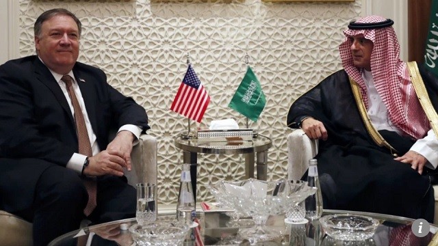 Ngoại trưởng Mỹ Mike Pompeo (trái) gặp Bộ trưởng Ngoại giao A rập xê út Adel al Jubeir ở Riyadh hôm qua (16/10) về vụ biến mất của nhà báo Jamal Khashoggi. Ảnh: AP