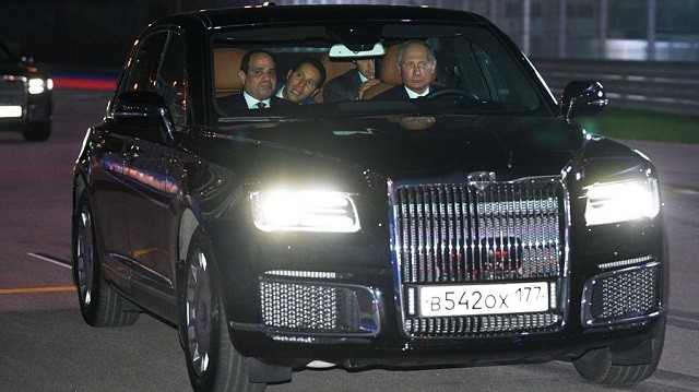 Tổng thống Putin lái limousine đưa Tổng thống Ai Cập đi trên đường đua