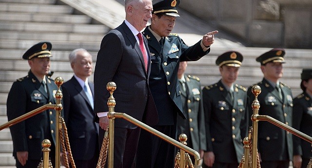 Bộ trưởng Quốc phòng Mỹ James Mattis và Bộ trưởng Quốc phòng Trung Quốc Ngụy Phượng Hòa