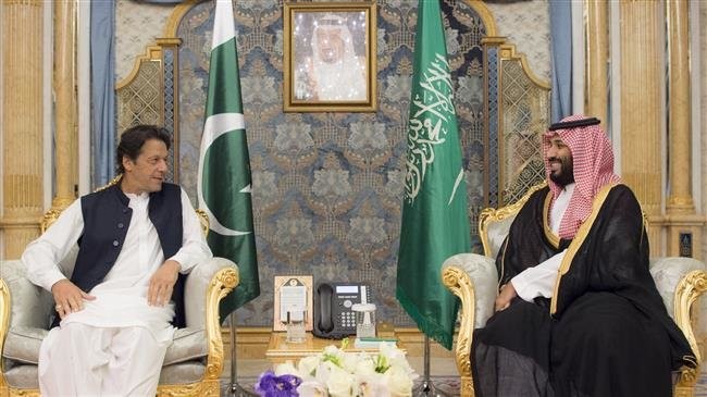 Thủ tướng Paksitan Imran Khan (trái) và Hoàng thái tử A rập xê út Mohammad bin Salman