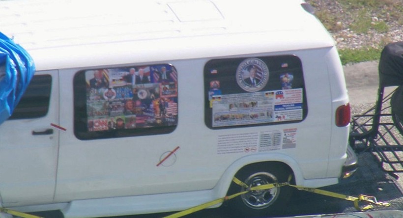 Chiếc xe tải trắng của Sayoc có dán nhiều hình ảnh Tổng thống Mỹ Donald Trump.