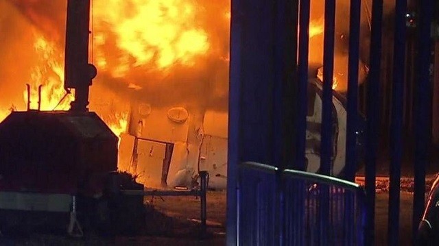 Trực thăng của tỉ phú Thái Lan bốc cháy ngùn ngụt ngoài sân vận động Anh