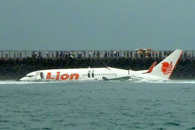 Một đội tìm kiếm cứu hộ đang được triển khai sau vụ tai nạn của máy bay thuộc hãng Lion Air (ảnh AFP)