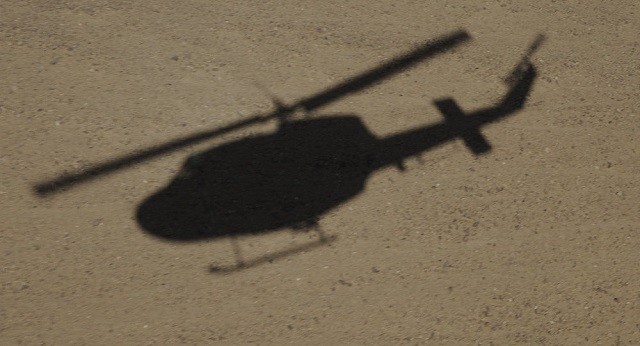 Bóng của chiếc trực thăng AB-212 ở Afghanistan.