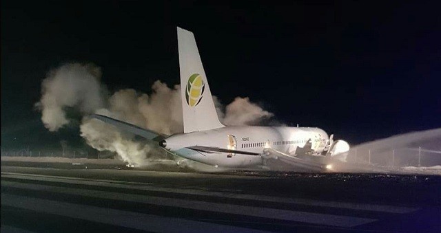 Chiếc Boeing 757 chở 126 người lao vào rào chắn ở sân bay