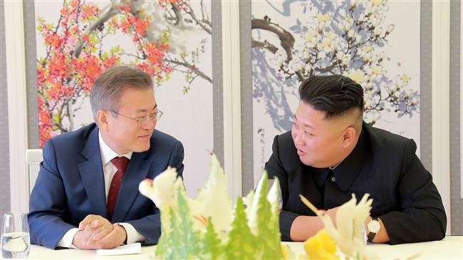 Tổng thống Hàn Quốc Moon Jae-in và Lãnh đạo Triều Tiên Kim Jong-un (phải)