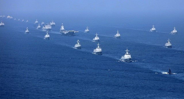 Mẫu hạm Liaoning cùng các tàu khu trục Trung Quốc trong một cuộc tập trận ở Biển Đông (Ảnh: Xinhua)
