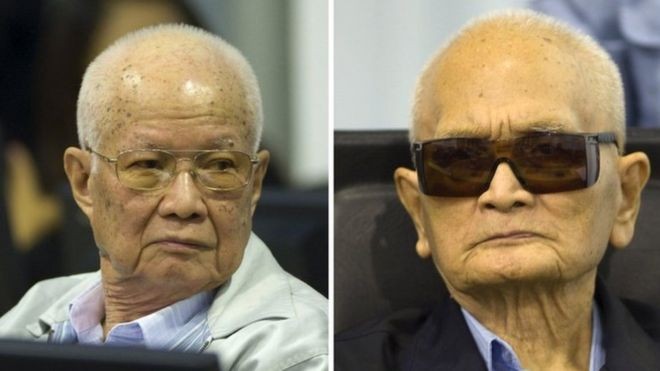 Hai cựu thủ lĩnh Khmer Đỏ là Nuon Chea, 92 tuổi (phải) và Khieu Sampan, 87 tuổi.