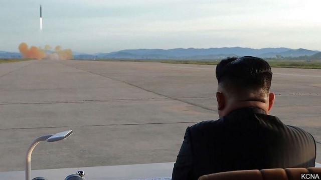 Lãnh đạo Kim Jong-un theo dõi một cuộc thử tên lửa