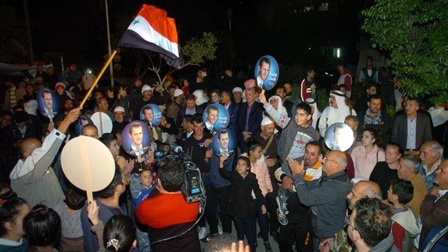 Hình ảnh do hãng tin SANA đưa ra ngày 8/11/2018 cho thấy người dân đang vui mừng và vẫy cờ quốc gia tại thành phố Suwayda khi họ chờ những con tin bị IS bắt cóc hồi tháng 7 trở về