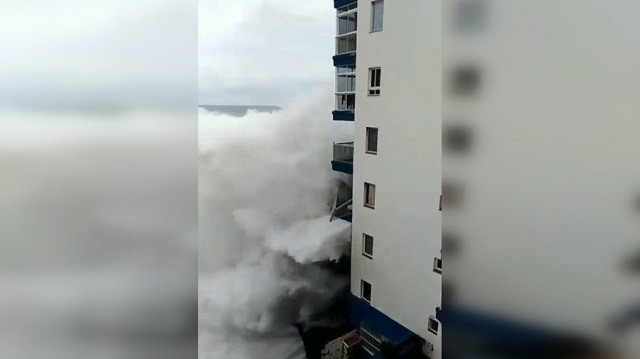 Sóng dữ tấn công một tòa nhà ở Tenerife