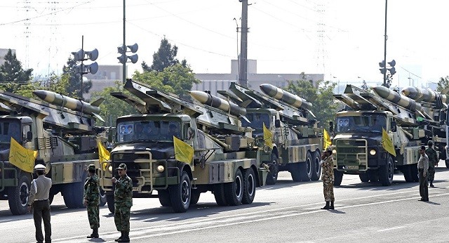Tên lửa Iran trong một cuộc diễu binh
