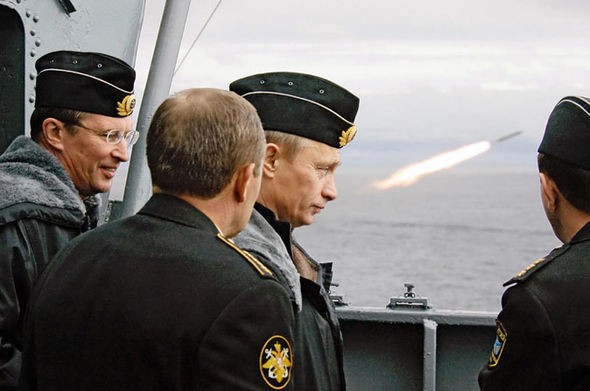 Tổng thống Putin (thứ 2 từ phải sang) theo dõi  cuộc phóng tên lửa tại một cuộc tập trận quân sự. (Ảnh: Getty).