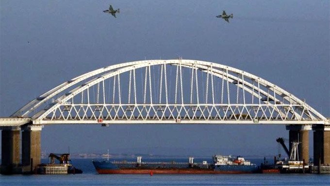 Su-25 của Nga xuất hiện trên cầu Crimea sau vụ việc tại eo biển Kerch