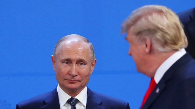 Tổng thống Putin (trái) và Tổng thống Trump tránh né ánh mắt của nhau