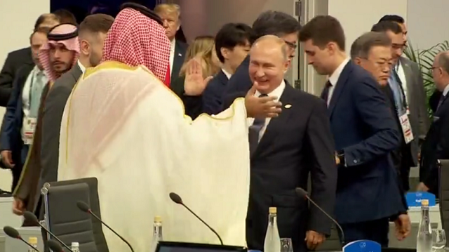 Tổng thống Putin và Hoàng thái tử Ả rập xê út có màn bắt tay gây chú ý