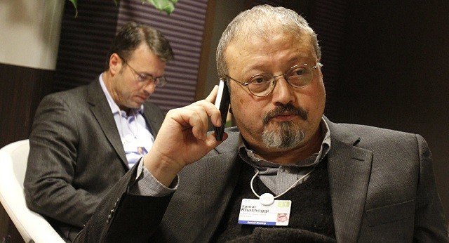 Nhà báo Khashoggi (đang cầm điện thoại)