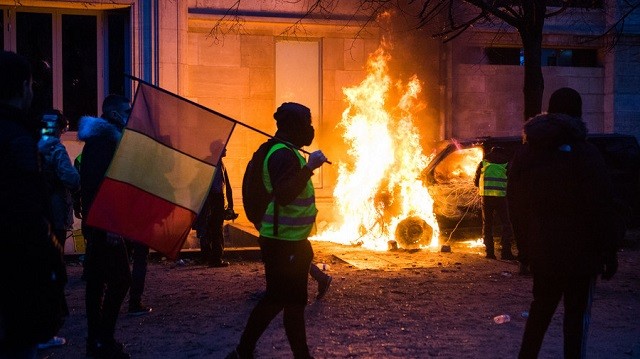 Bạo loạn bùng phát tại Pháp