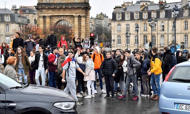 Học sinh phổ thông chặn một con đường ở Bordeaux