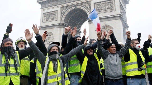Người biểu tình đòi dừng tăng thuế nhiên liệu ở Pháp.