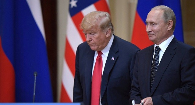 Tổng thống Mỹ Donald Trump và Tổng thống Nga Putin (phải)