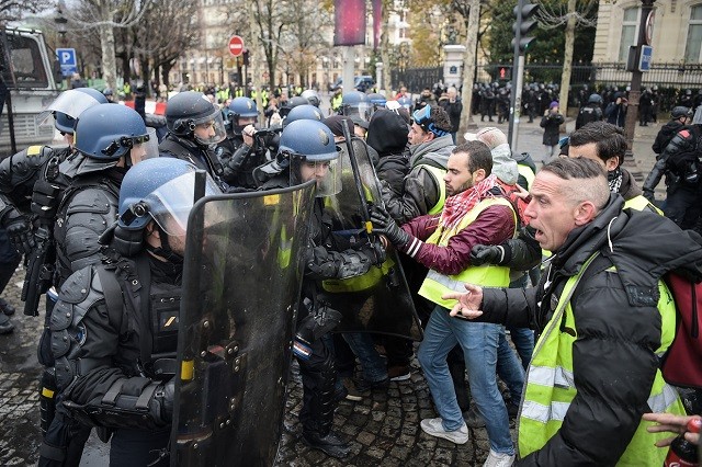 Cảnh sát Pháp xung đột với người biểu tình