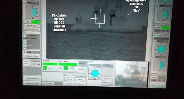 Màn hình thể hiện tàu Nga đang chặn tàu Ukraine trên eo biển Kerch ngày 25/11
