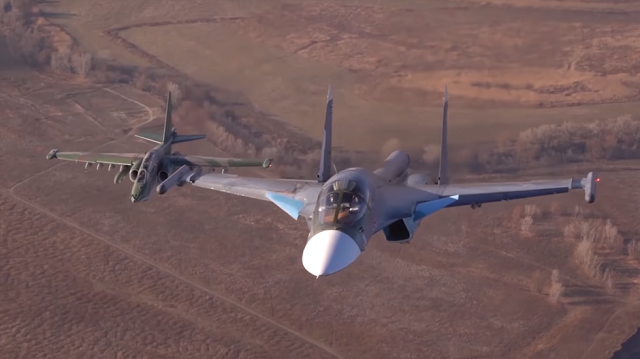 Cận cảnh Su-25 và Su-34 bay sát nhau trong chương trình huấn luyện