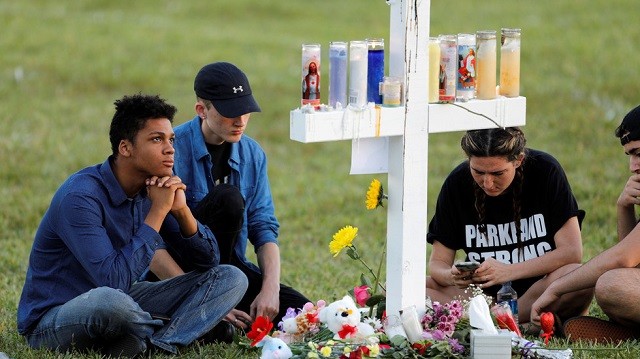 HS Mỹ tưởng niệm những nạn nhân của xả súng tại trường học