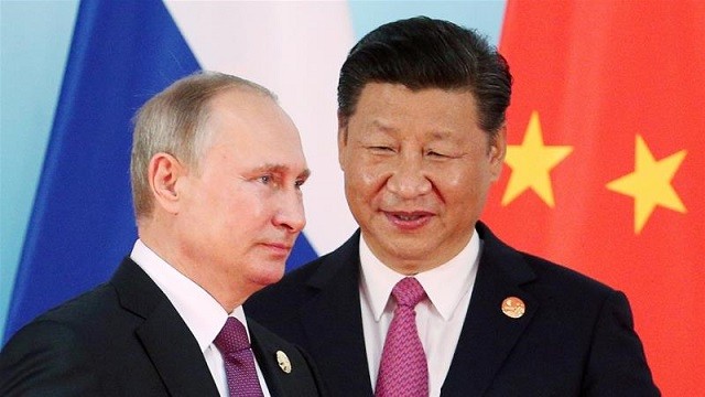 Tổng thống Putin và Chủ tịch Tập Cận Bình (phải)