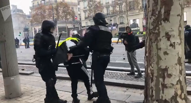 Cảnh sát đối phó với người biểu tình Pháp.
