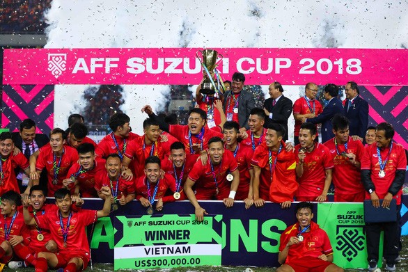 Đội tuyển Việt Nam nhận mưa tiền thưởng sau khi giành huy chương vàng AFF Cup 2018 - Ảnh: Nguyễn Khánh.