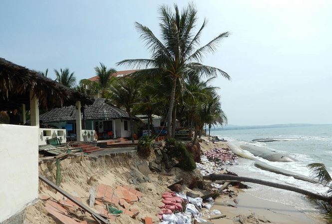 Bãi biển Mũi Né sạt lở mất điểm nghiêm trọng trong mắt du khách
