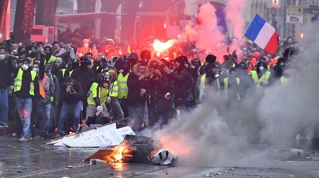 Nước Pháp khốn đốn vì những cuộc biểu tình