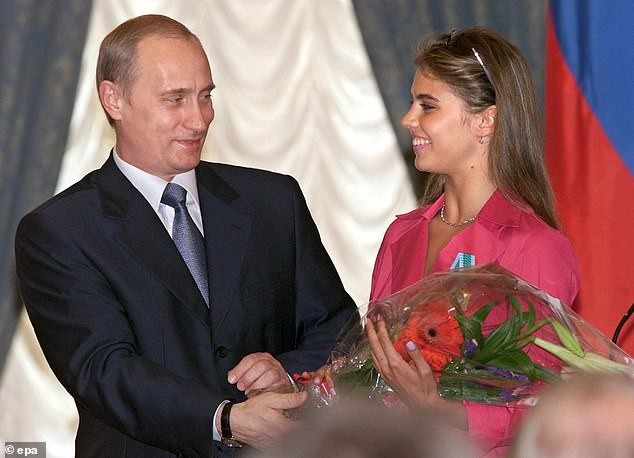 Tổng thống Putin tặng hoa cho Alina Kabayeva trong một buổi lễ trao giải ở điện Kremlin năm 2001