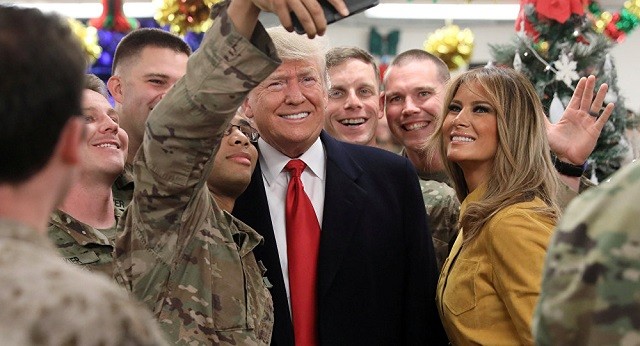 Tổng thống Trump và phu nhân chụp ảnh với quân nhân Mỹ ở Iraq