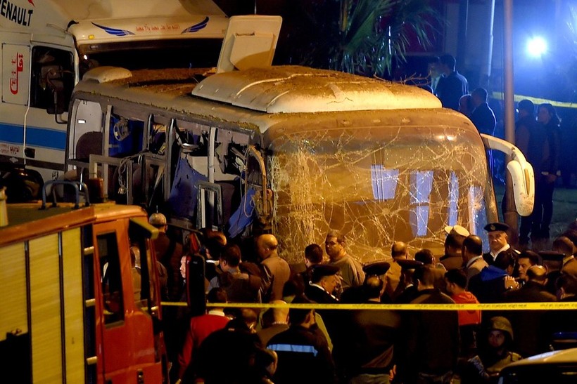 Chiếc xe buýt du lịch bị đánh bom ở Ai Cập (Ảnh: Getty Image)