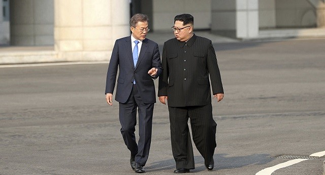 Lãnh đạo Kim Jong-un và Tổng thống Moon Jaa-in (trái)