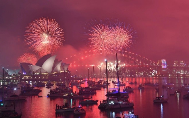 Pháo hoa rực rỡ trên cầu cảng Sydney và nhà hát Sydney đón năm mới ở Australia