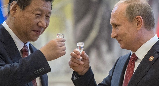 Chủ tịch Trung Quốc Tập Cận Bình và Tổng thống Nga Putin (phải)