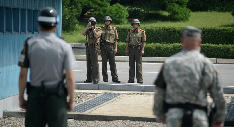 Binh lính Triều Tiên chụp ảnh binh lính Hàn Quốc và Mỹ tại đường ranh giới giữa Hàn Quốc - Triều Tiên 