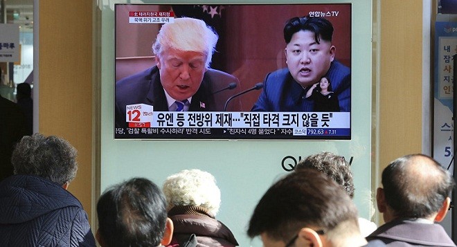 Màn hình TV có hình ảnh Tổng thống Trump và lãnh đạo Kim Jong Un