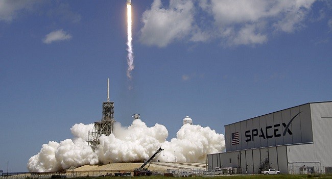 Một tên lửa Falcon 9 SpaceX được phóng lên hồi tháng 8/2017