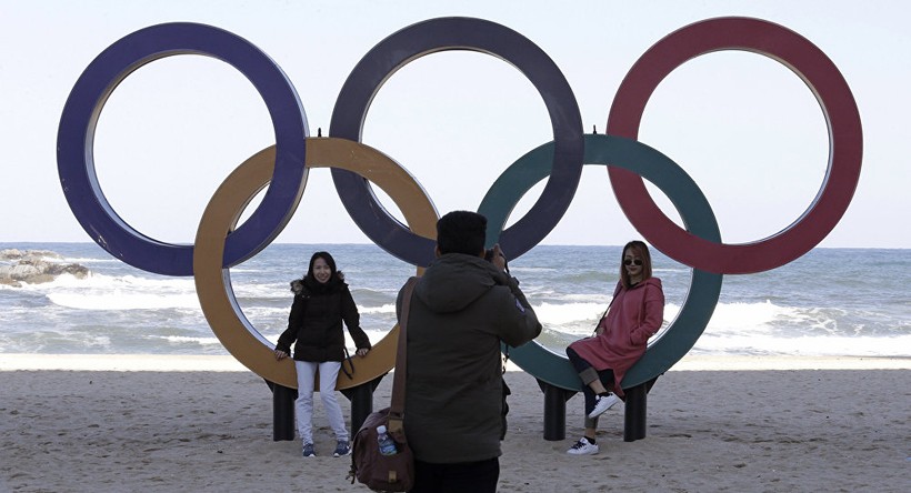 Khách tham quan chụp ảnh tại vòng Olympic tại Gangneung,Hàn Quốc