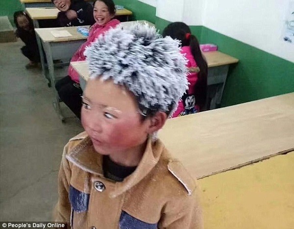 Cậu bé Wang Fuman phải đi học dưới trời âm 9 độ