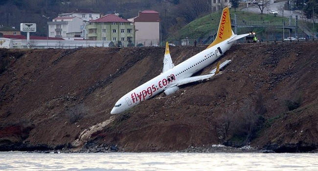 Hành khách hú vía khi máy bay trượt khỏi đường băng, suýt lao xuống biển