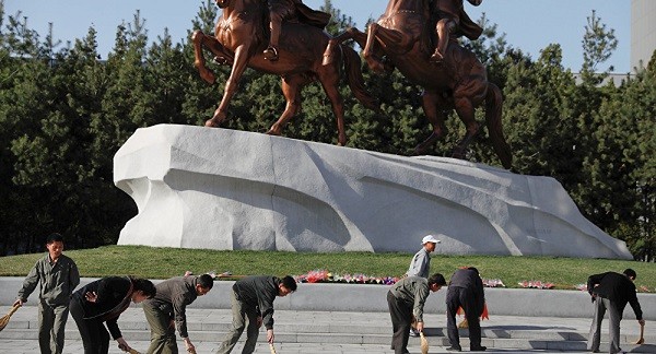 Người dân dọn dẹp tại tượng đài lãnh đạo Kim Jung un và Kim Nhật Thành ở Bình Nhưỡng, Triều Tiên